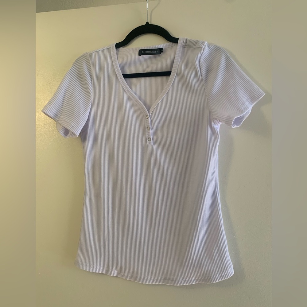 Ribbed white v-neck tshirt with buttons. Size small. New!
